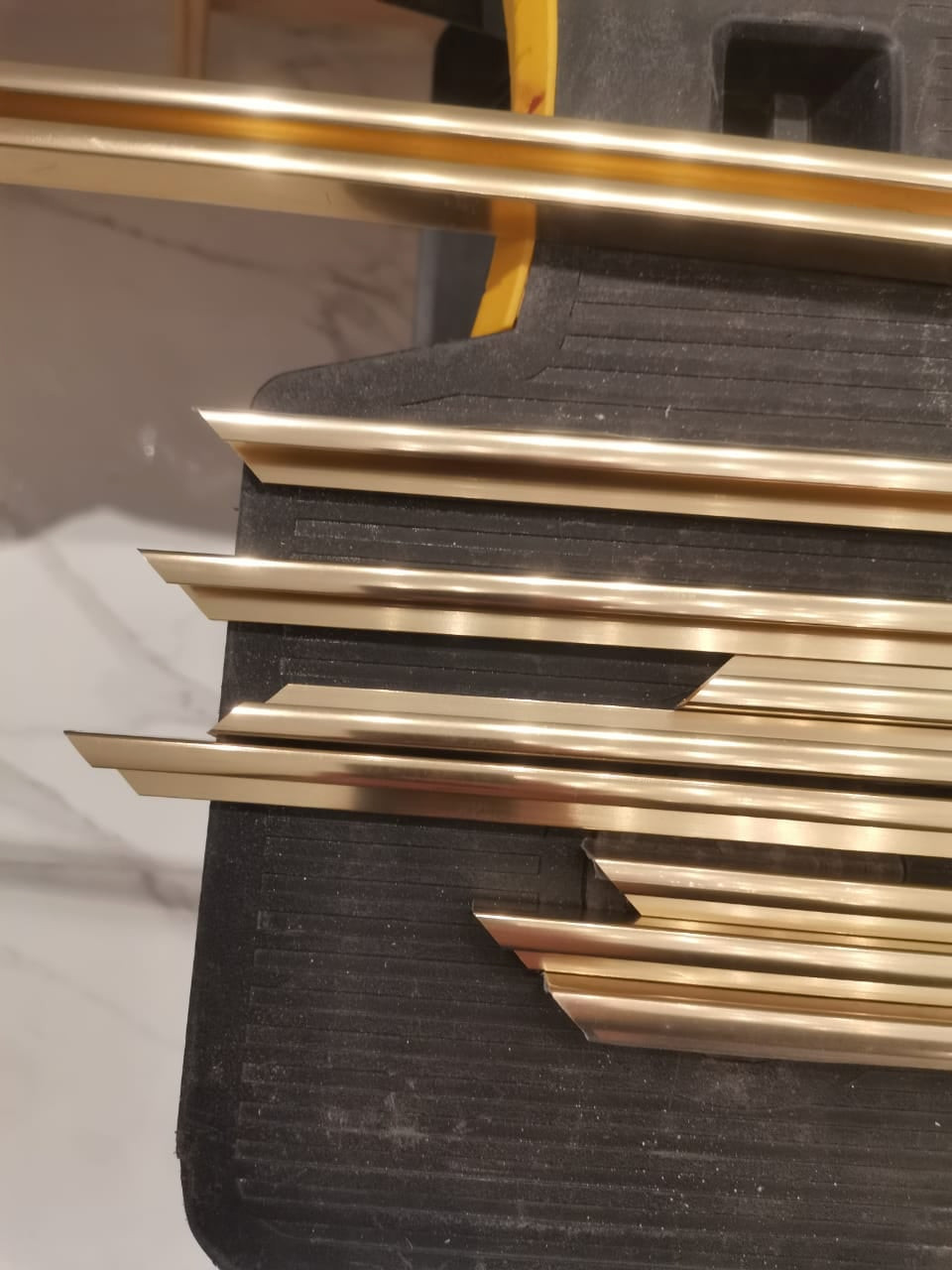 Зеркало в декоративной рамке