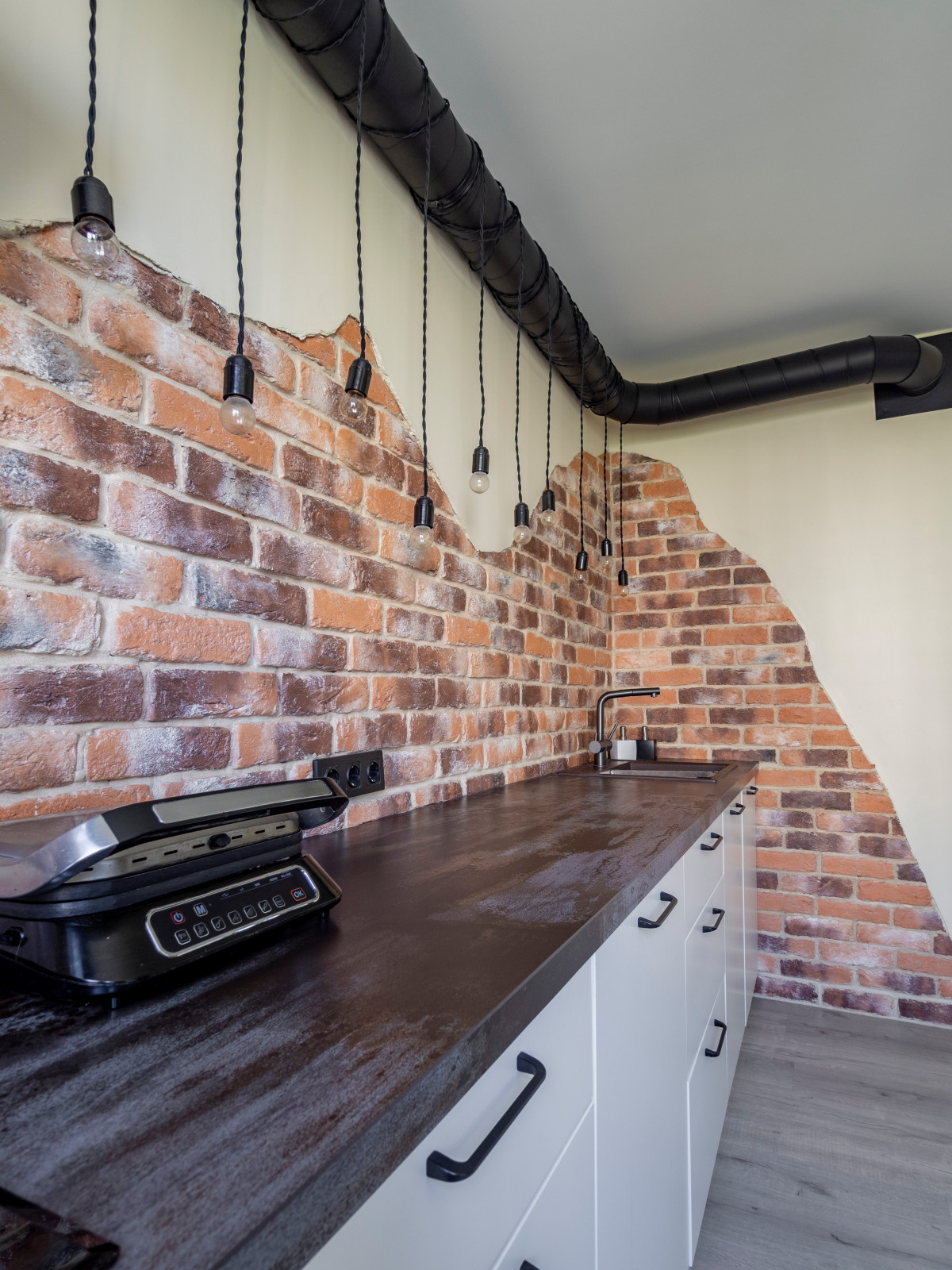 Кухня в стиле неоклассика без верхних модулей