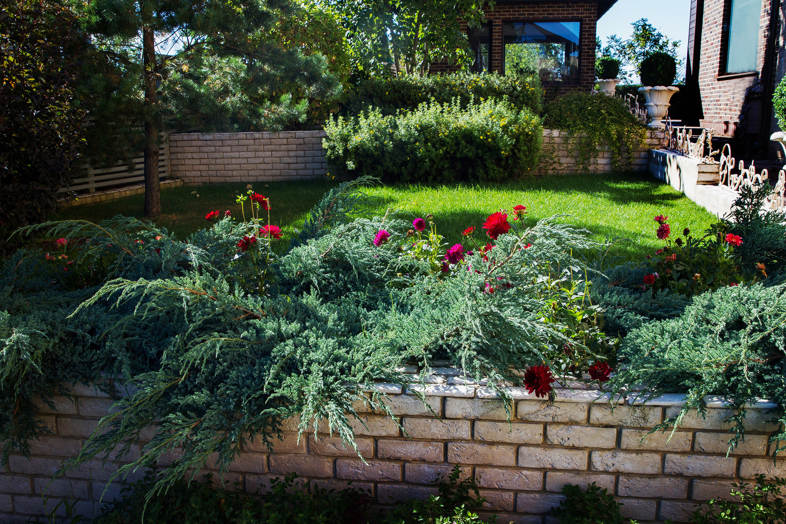 Сад на Пятницком шоссе.  Дизайнер Лариса Юрова