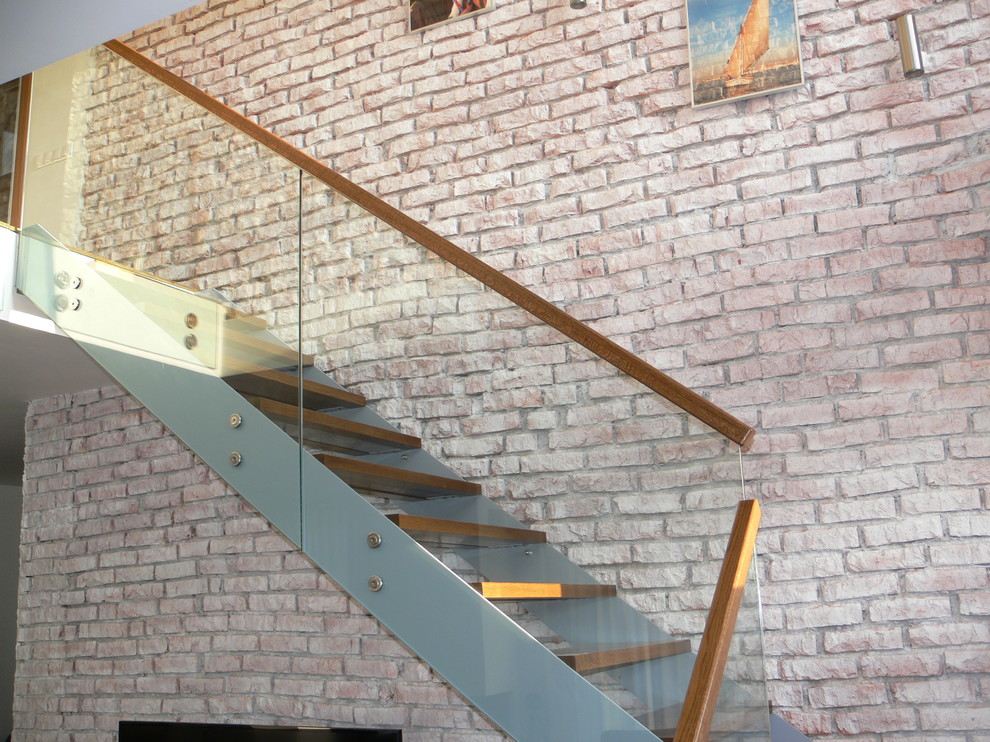 Лестница на тетива с ограждением из стекла
