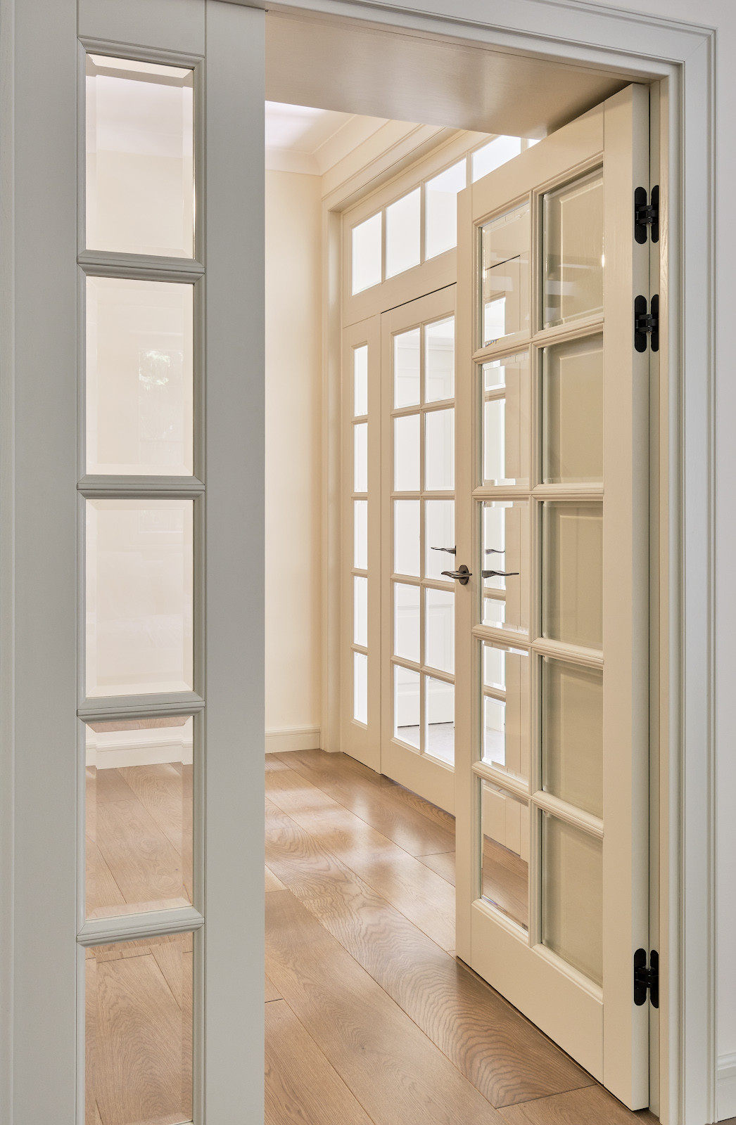 Кантри Ral 1013 в интерьере дома