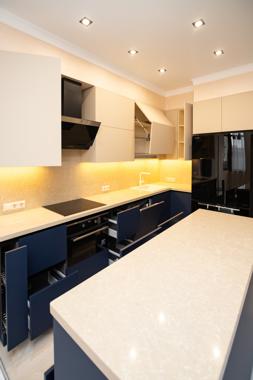 Бело-синяя кухня в современном стиле