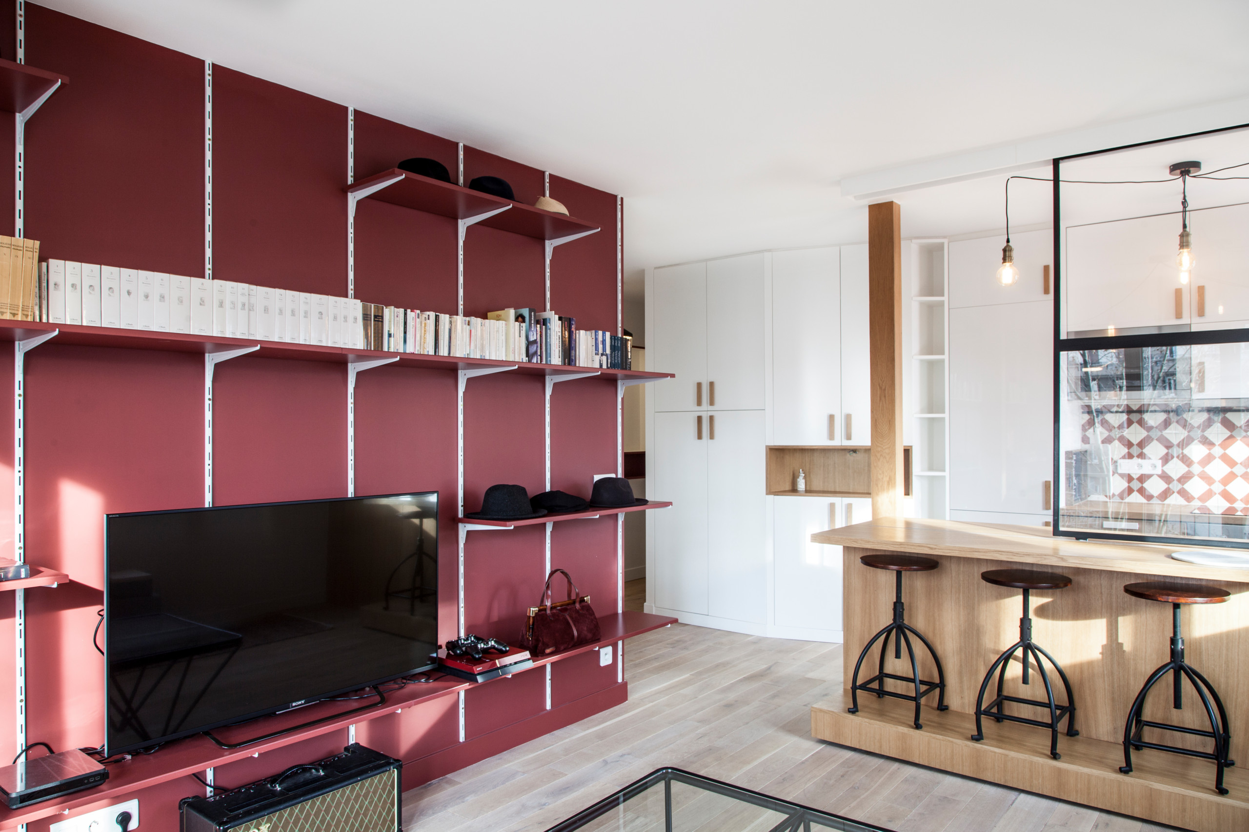 До и после: Микроапартаменты с причудливой стеной-столом