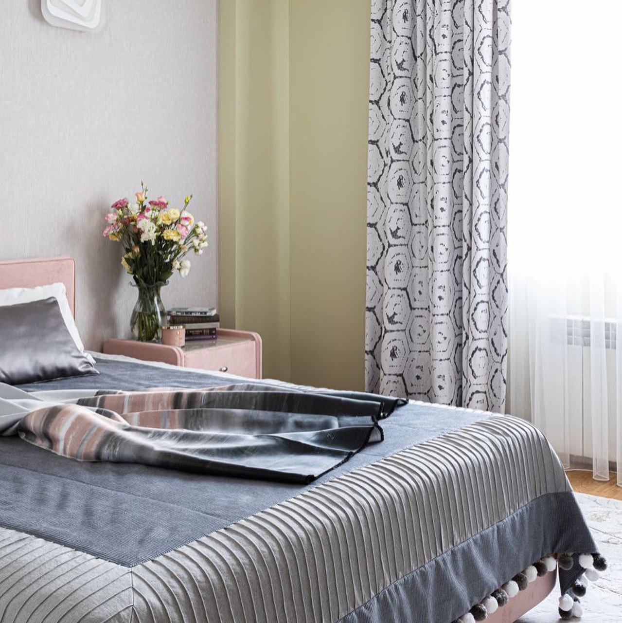 Обложка проекта: Комната девочки-подростка.