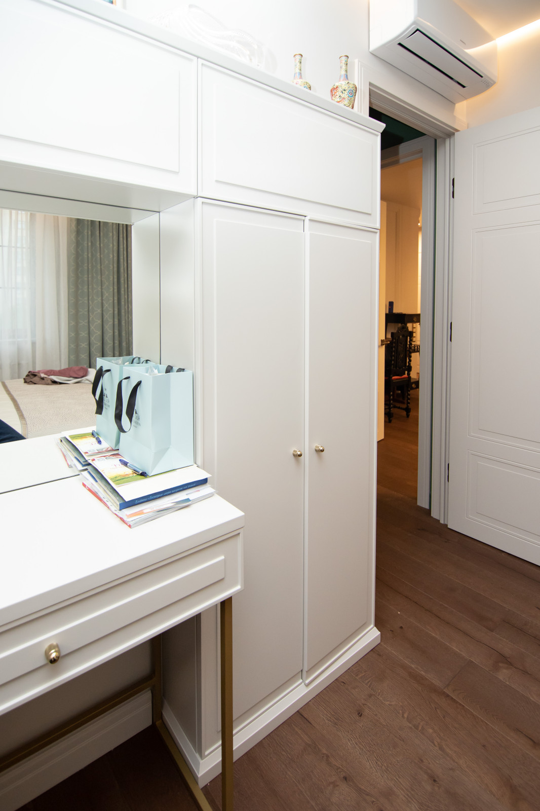 Меблировка спальной комнаты в стиле неоклассика