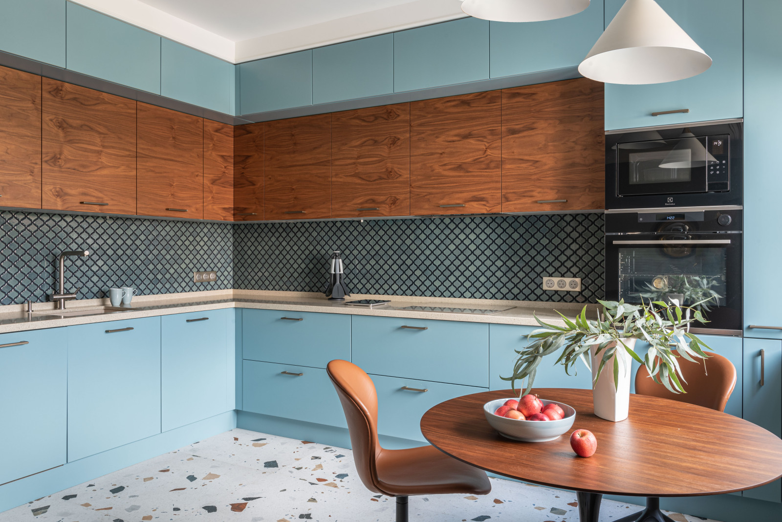 Houzz тур: Цветной интерьер в духе конструктивизма