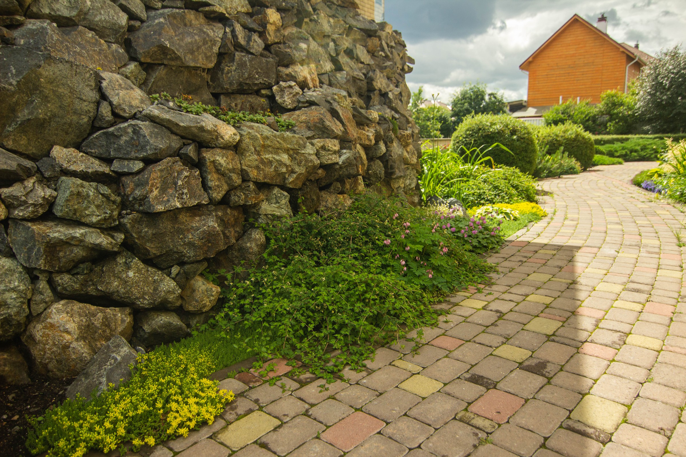 Сад с зеленой крышей