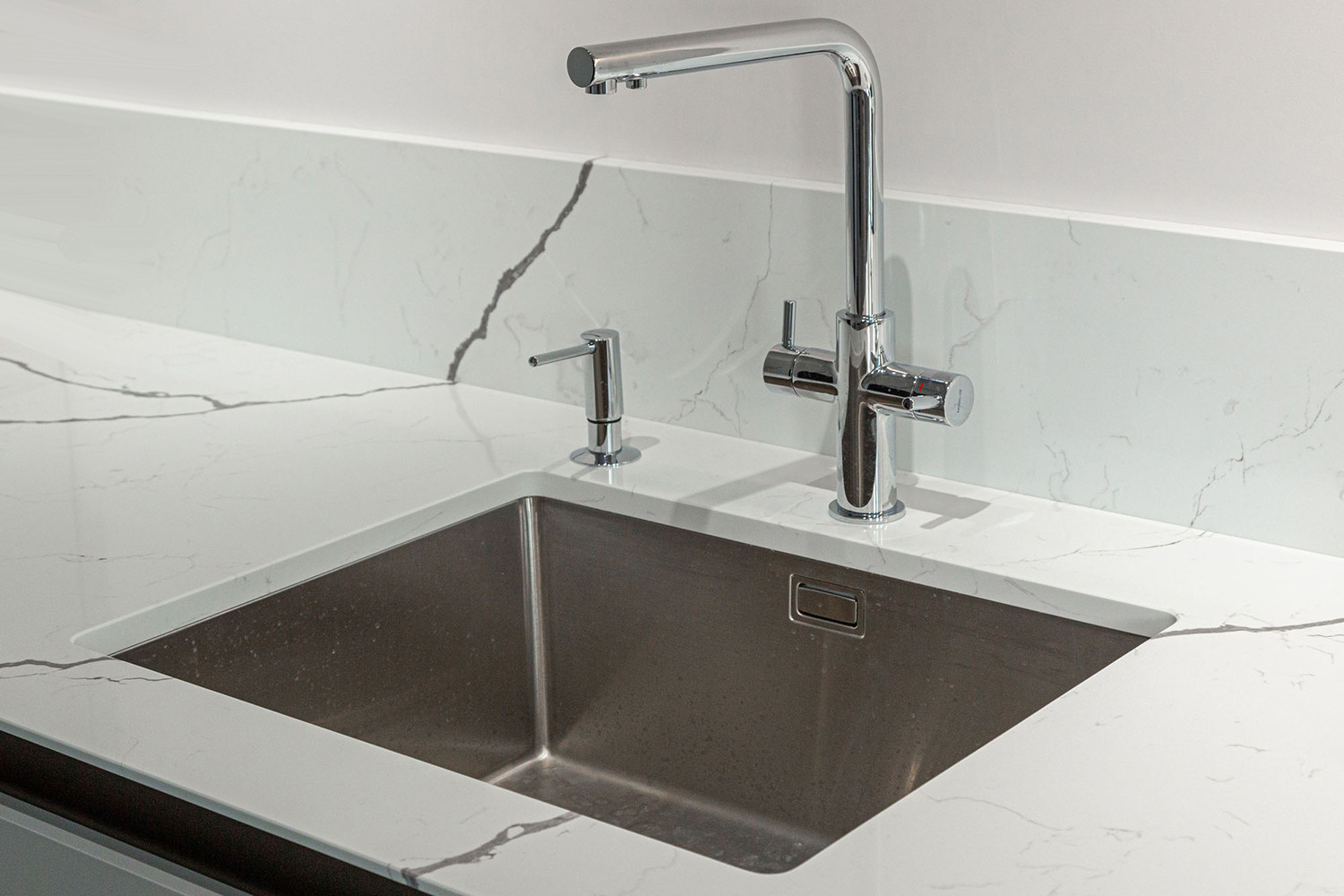 Обложка проекта: Белая кухня по последним трендам