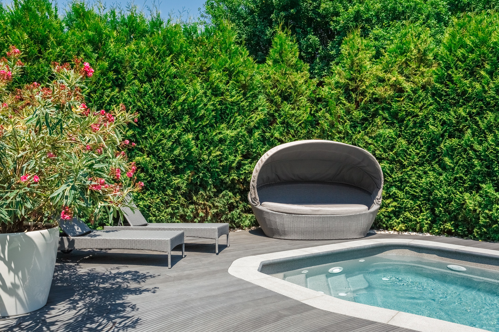 Бассейн на территории частного дома.