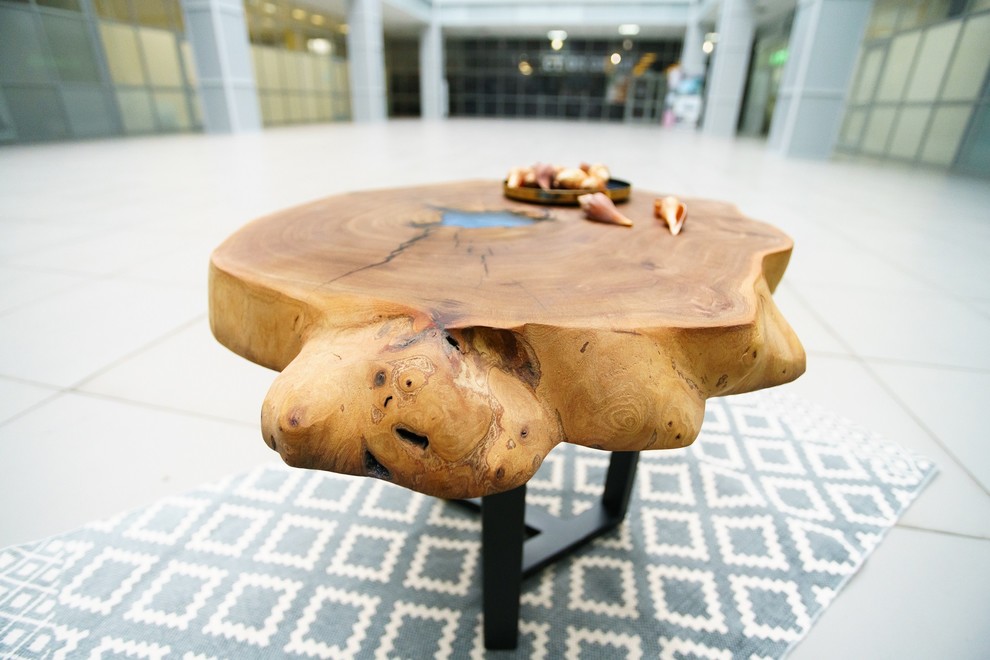 Журнальный стол из спила карагача с небесно-голубой заливкой