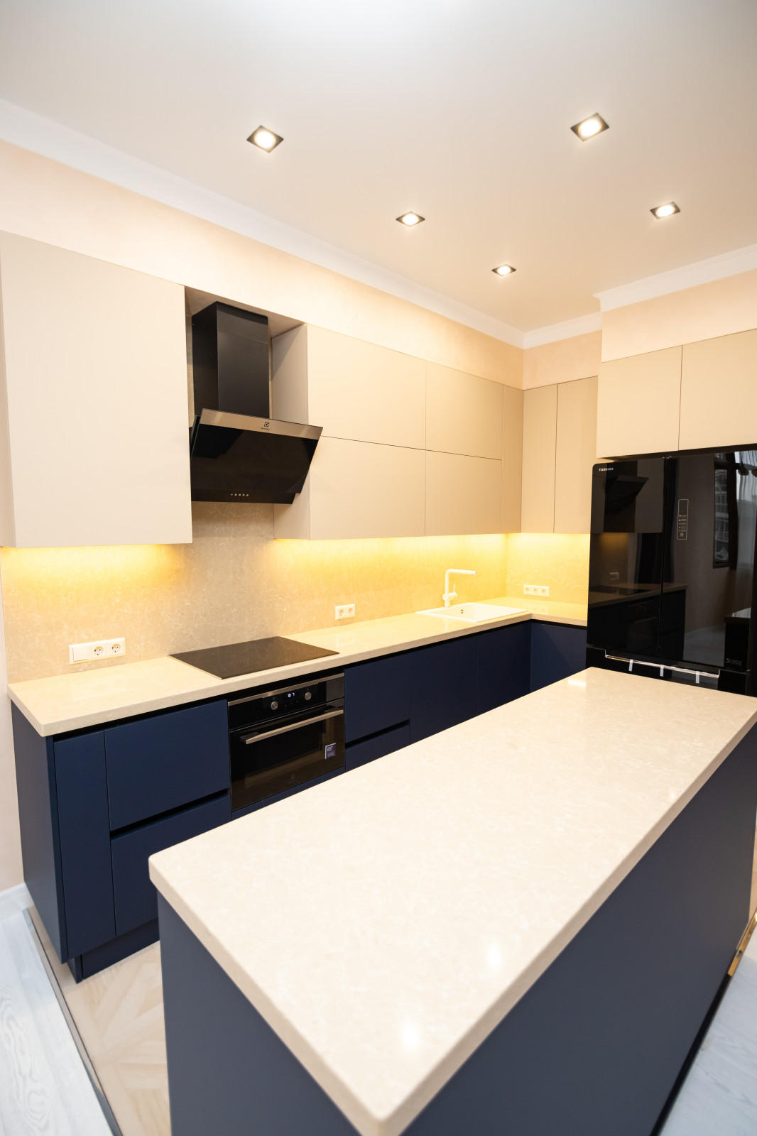 Бело-синяя кухня в современном стиле