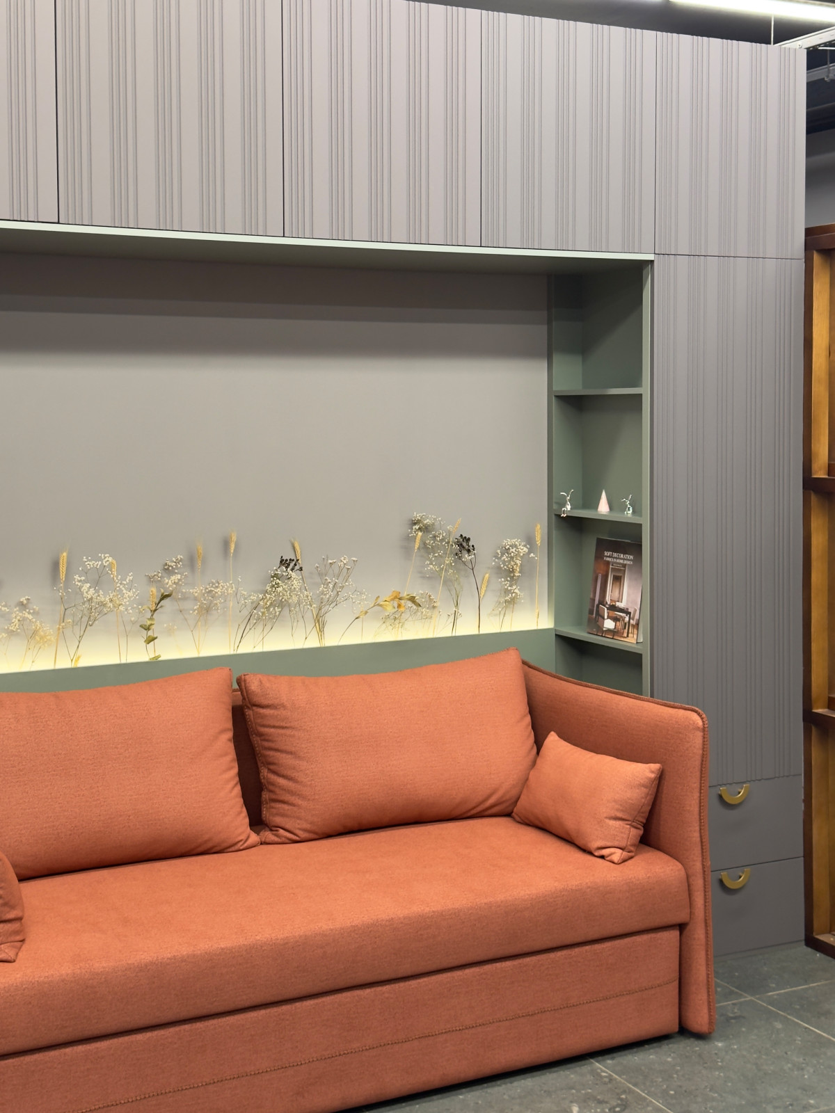 П-образный шкаф в шоуруме