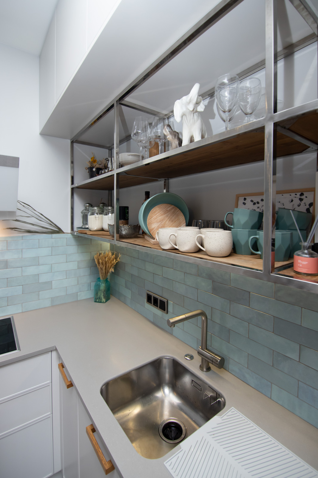 Светлая кухня в неоклассическом стиле