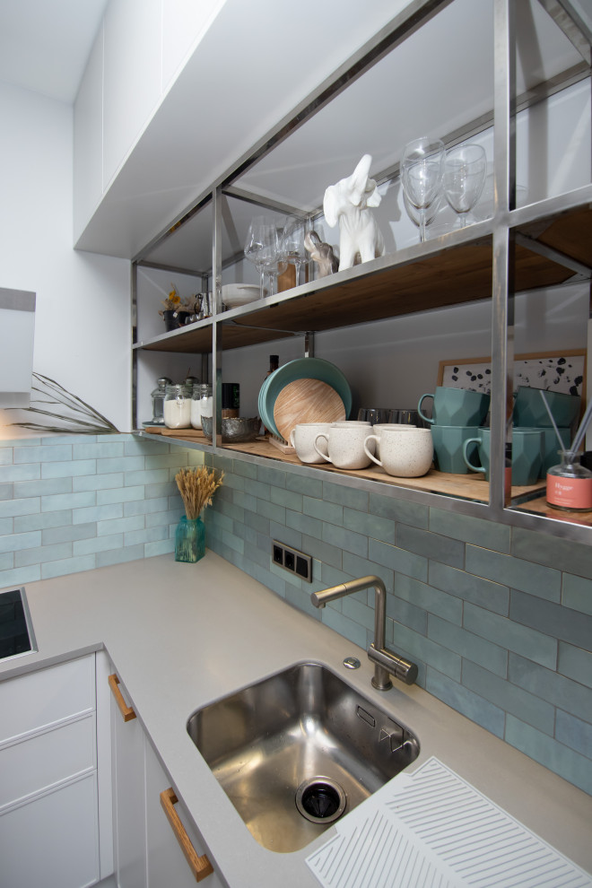 Светлая кухня в неоклассическом стиле