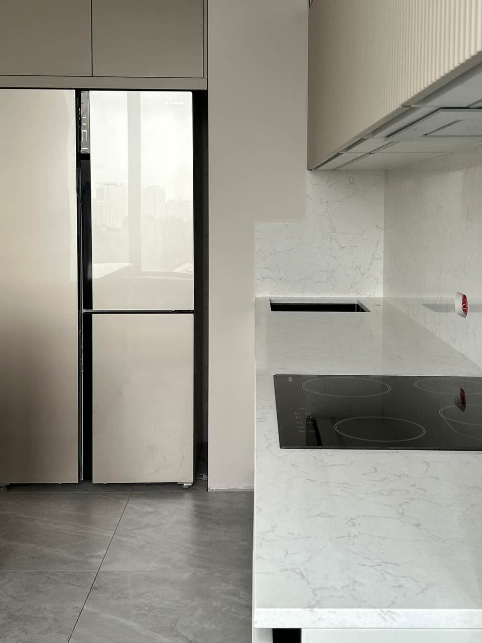Столешница с фартуком и остров из кварцевого агломерата Vicostone Valley White