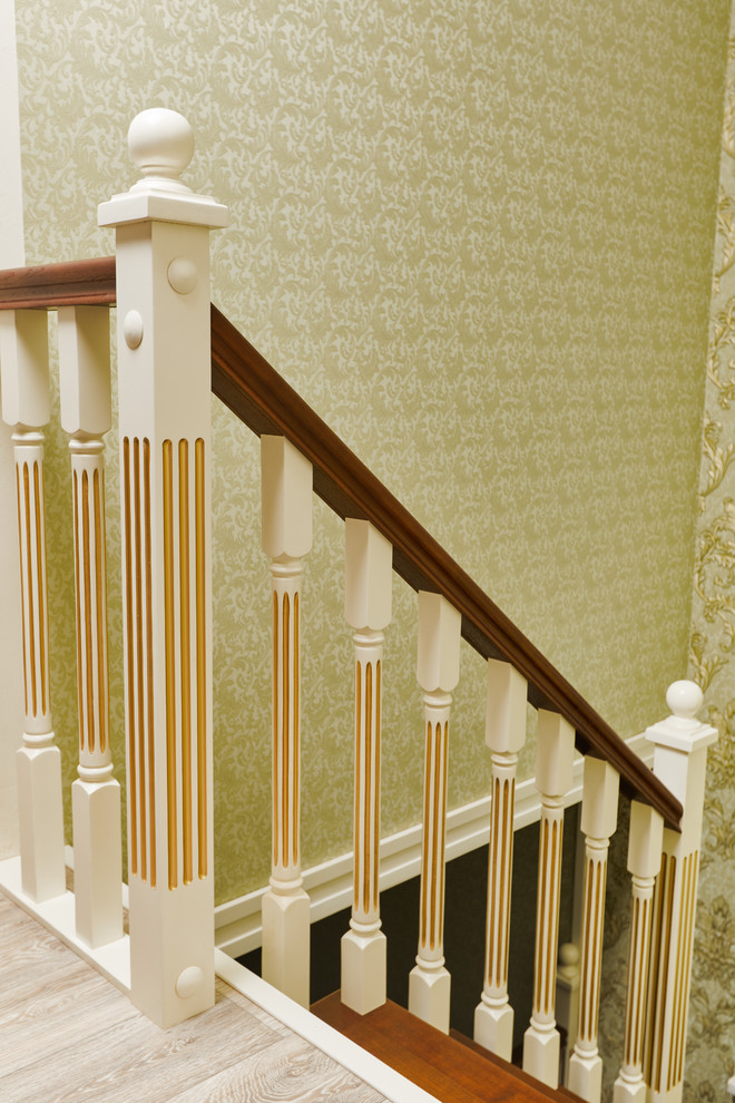 Обложка проекта: Лестница с резным подступенком