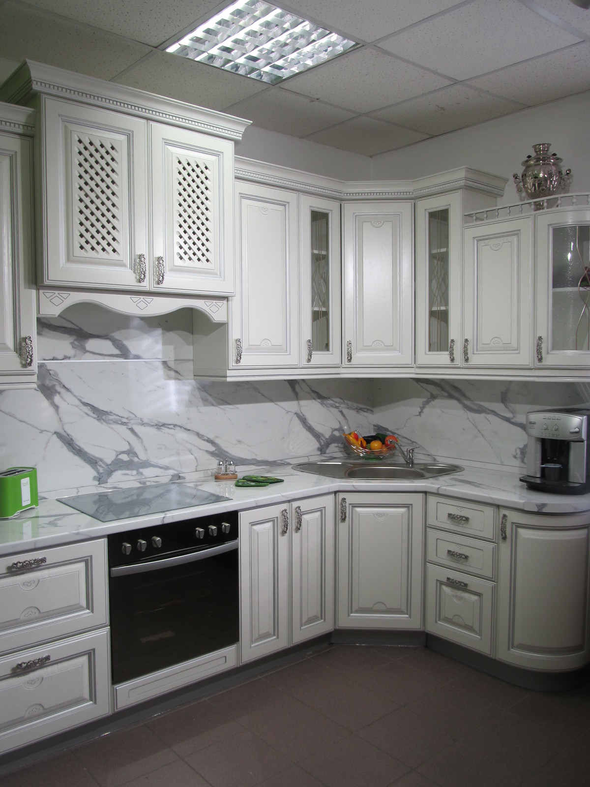 Классическая кухня белая с серебряной патиной