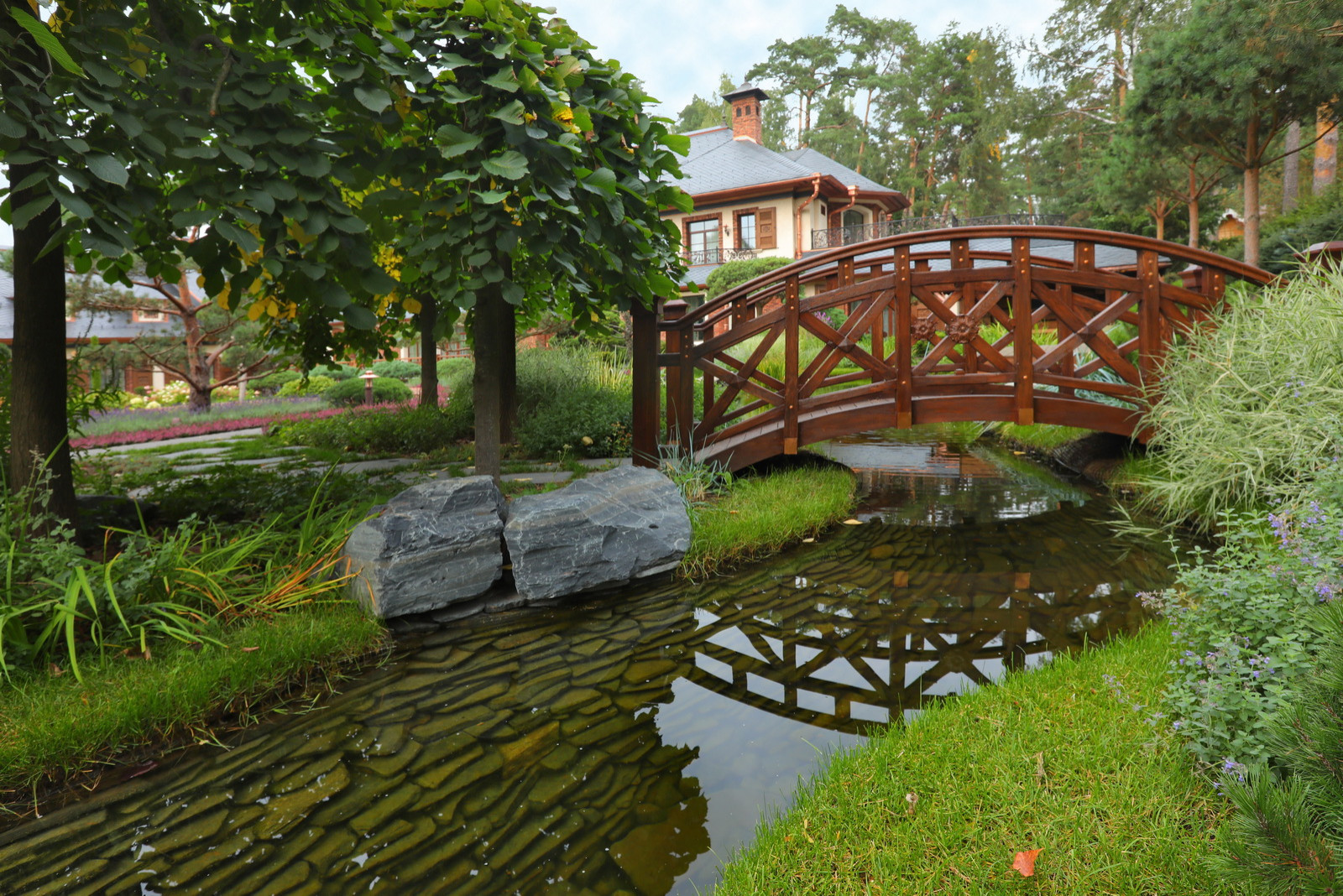 Коттеджный сад в Барвихе (дизайн и исполнение компании "Imperial Garden")