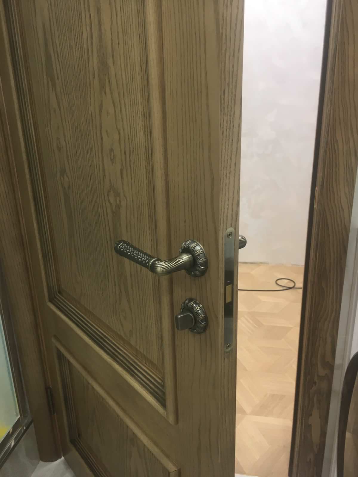 Шпонированные классические двери в московской квартире