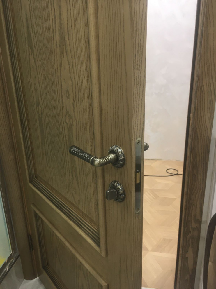 Шпонированные классические двери в московской квартире