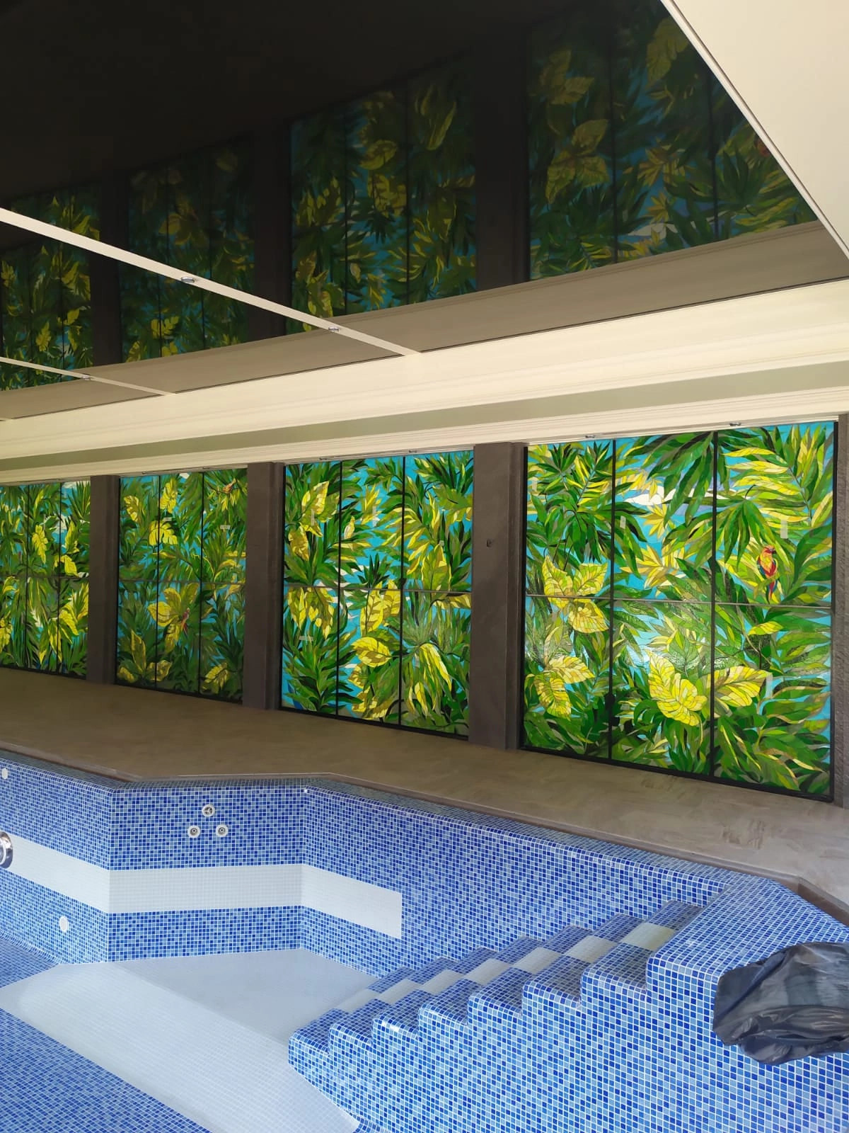 Витраж в бассейне частного коттеджа в городе Петропавловск