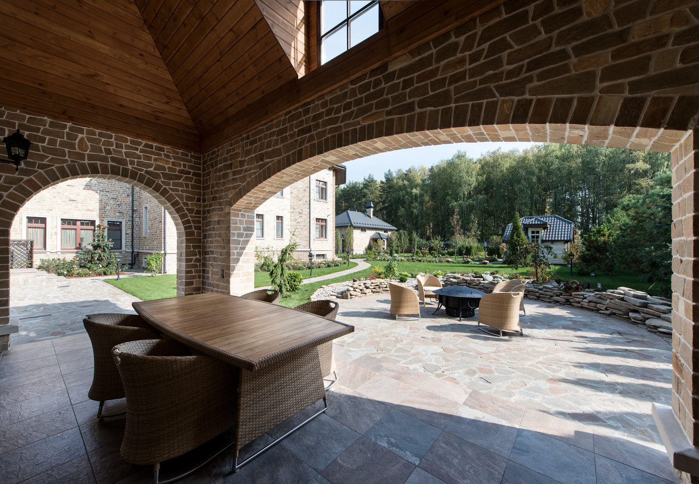 Вид на участок с открытой террасы Павильона