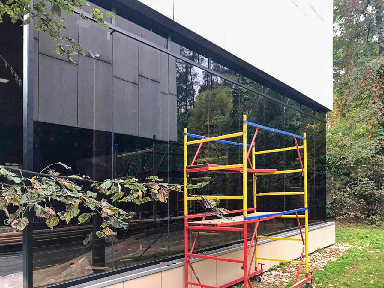 Безрамное остекление веранды и стеклянное ограждение на крыше.