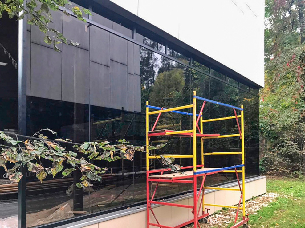 Безрамное остекление веранды и стеклянное ограждение на крыше.