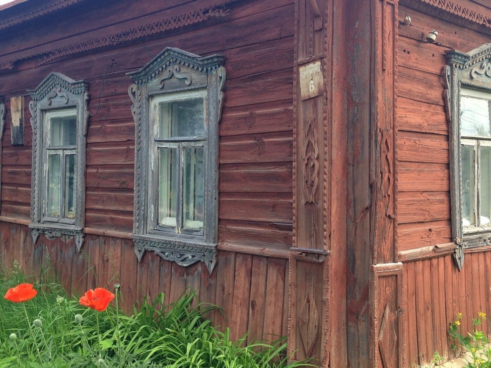 Защитить и украсить: Зачем деревянному дому — резьба