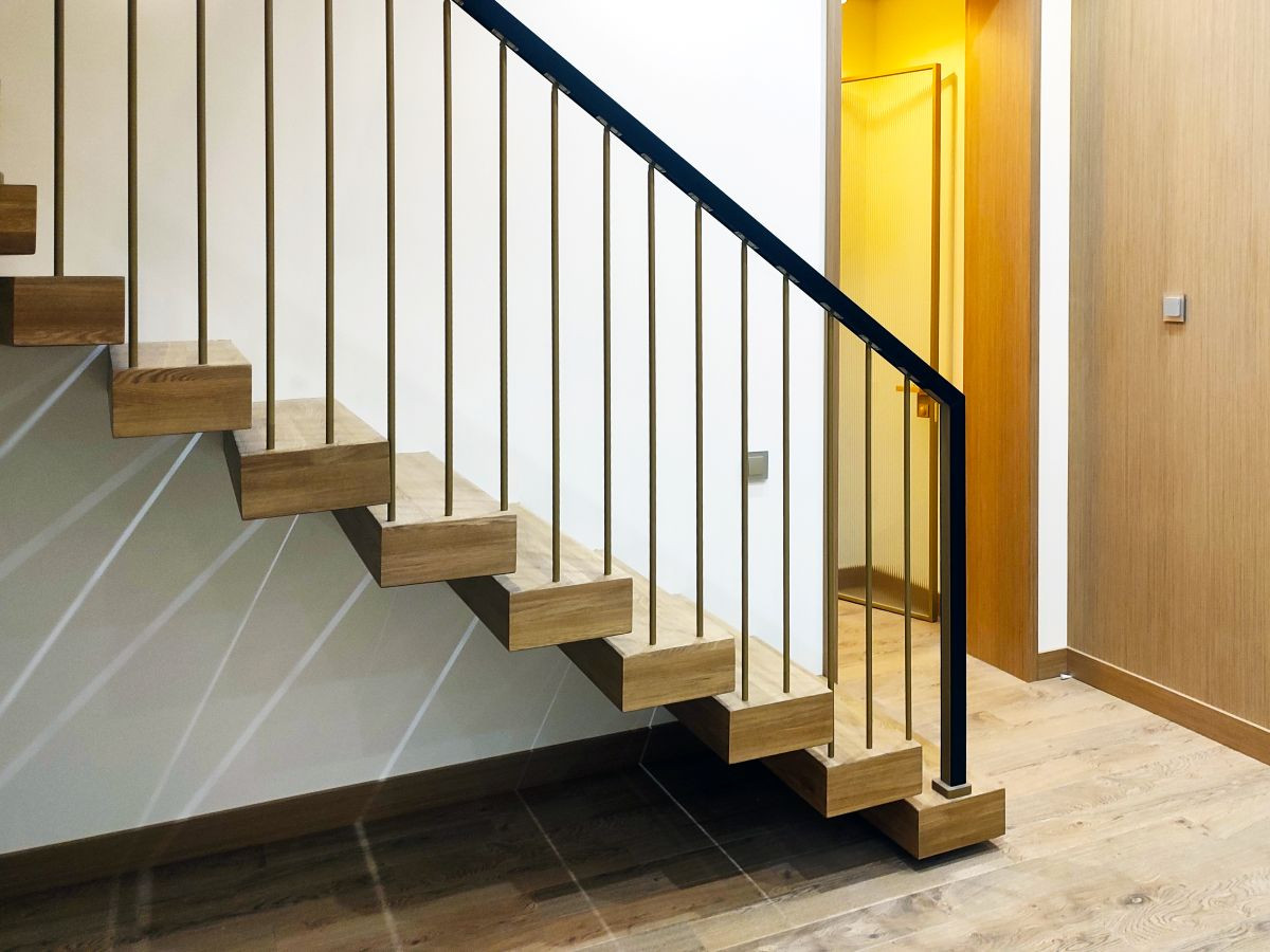 Консольная лестница со ступенями из дуба