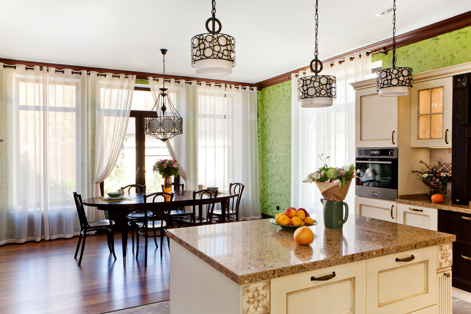 Кухня - столовая в загородном доме с нотками Италии