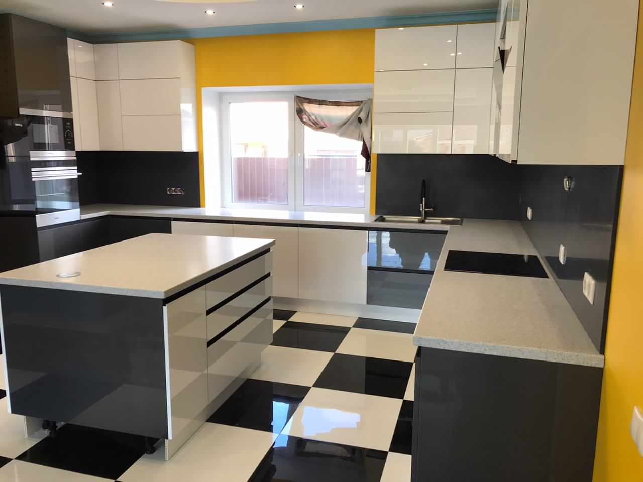 Столешницы из искусственного камня п- образной формы