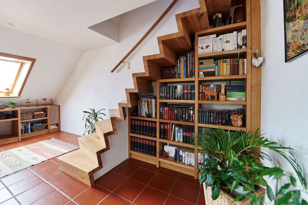 Лестница с Z-образным подступенком и книжным шкафом
