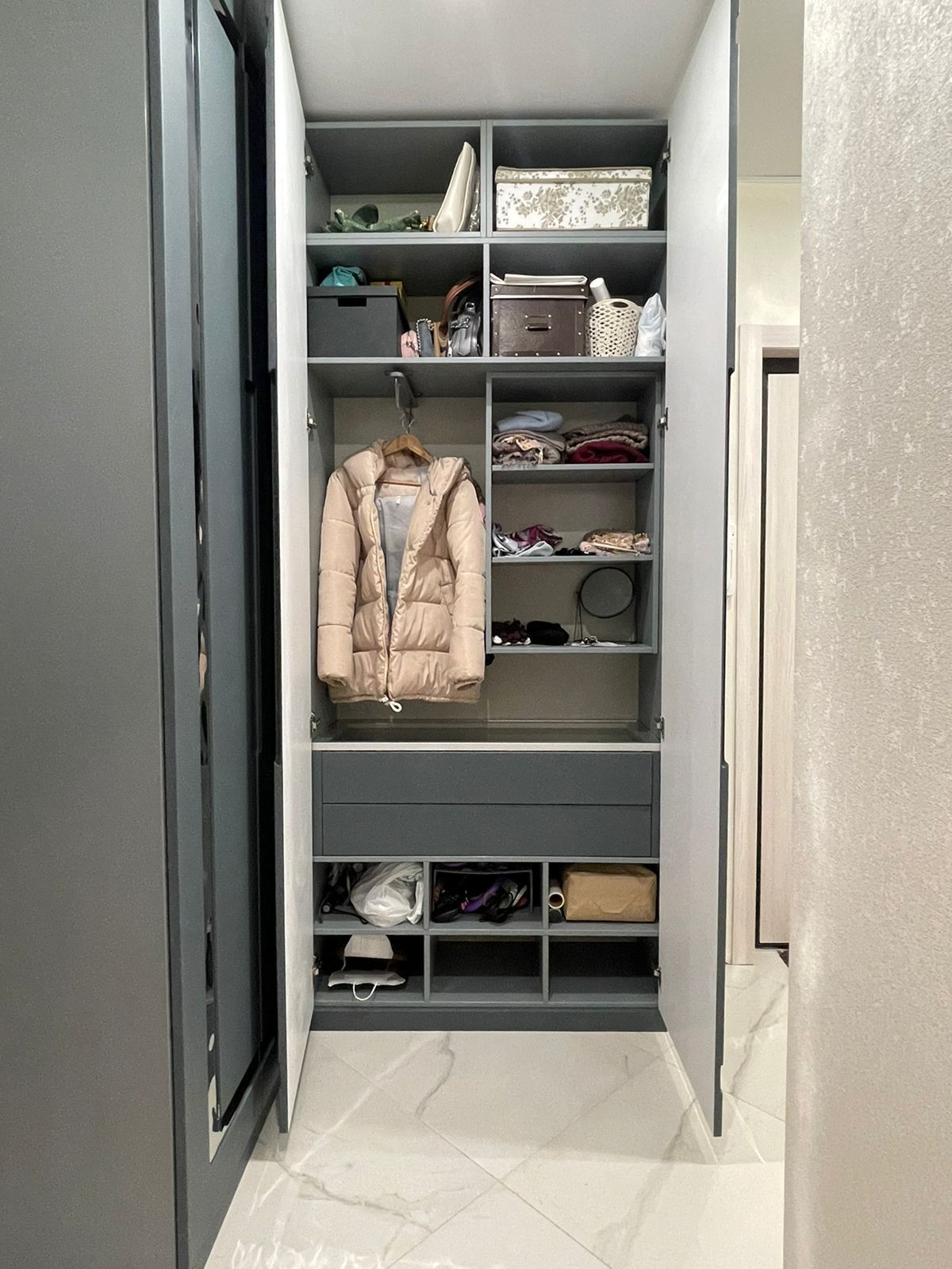 Шкаф в прихожей, угловой "PROFILO".