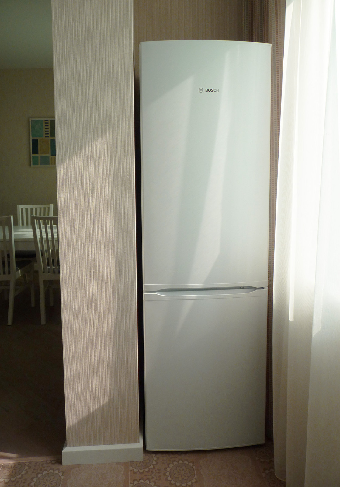 Кухня-гостиная. Холодильник