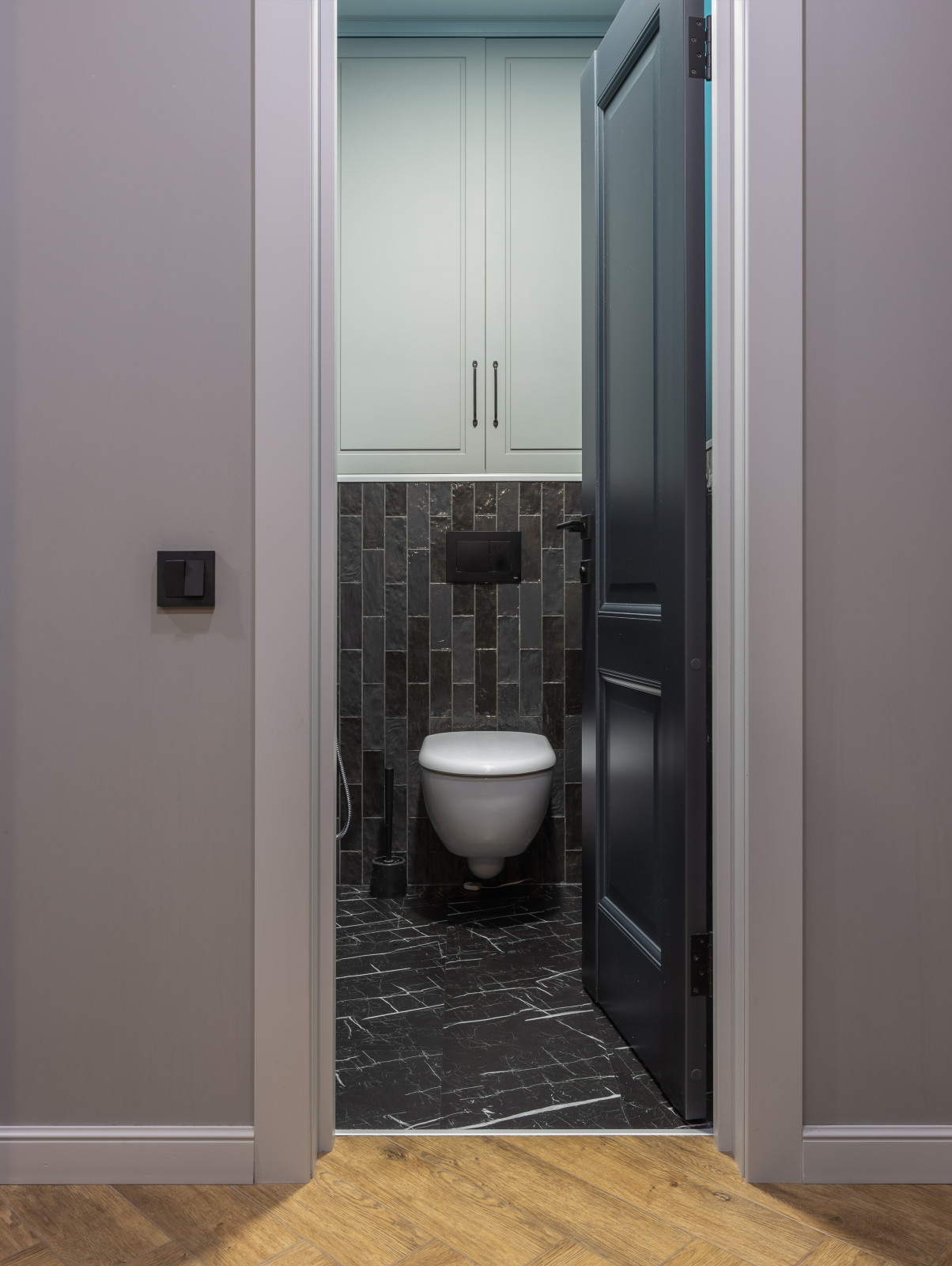 Вид из коридора на санузел