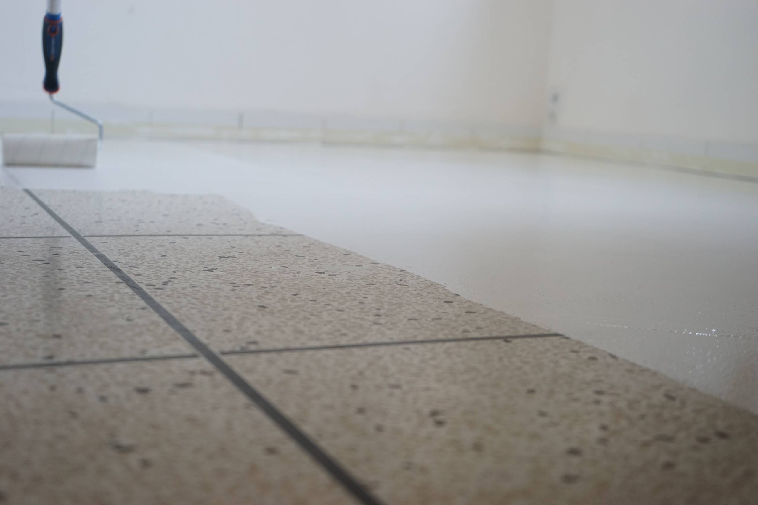 Своими рукам: Как покрасить кафельную плитку на полу в белый цвет