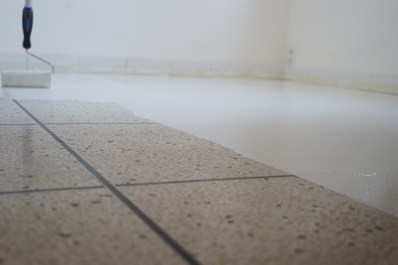 Своими рукам: Как покрасить кафельную плитку на полу в белый цвет