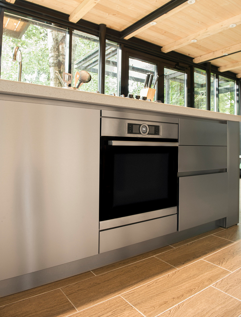 Деревянный дом + кухня из нержавеющей стали