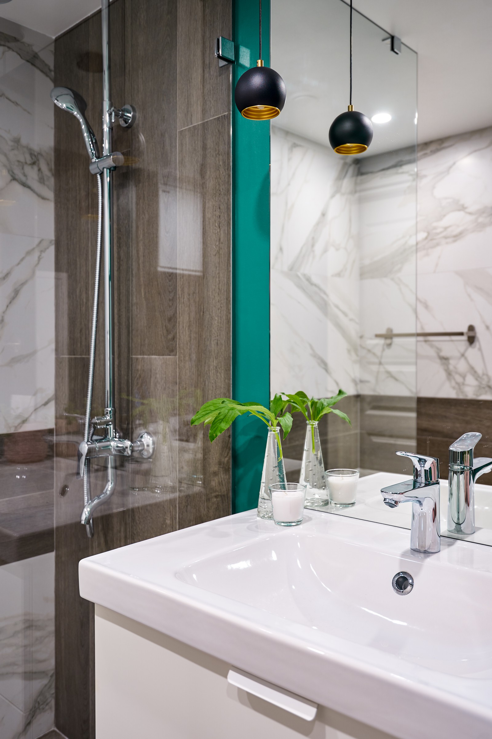 На берегу лесного ручья