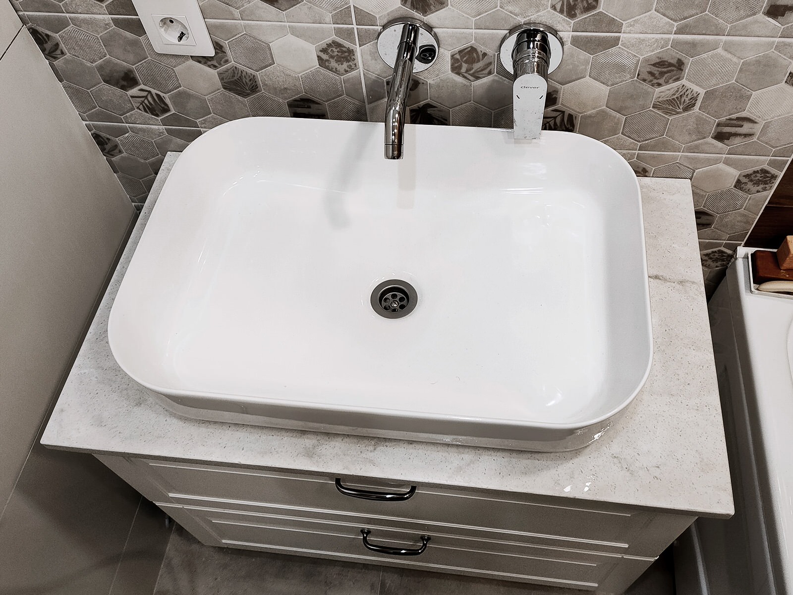 Небольшая столешница для санузла из камня Hi-Macs