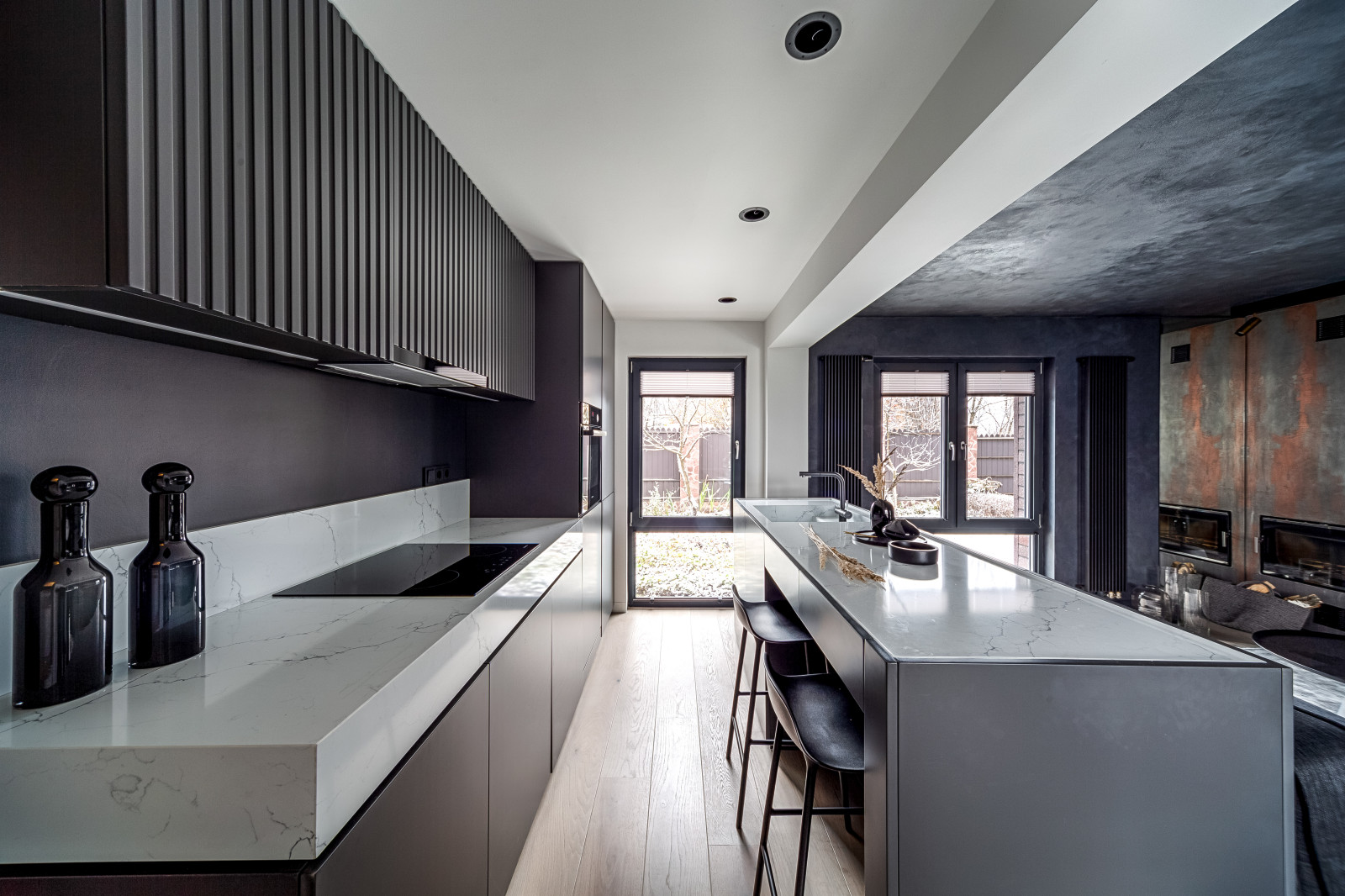 Антиизба – кухня-гостиная в темных тонах