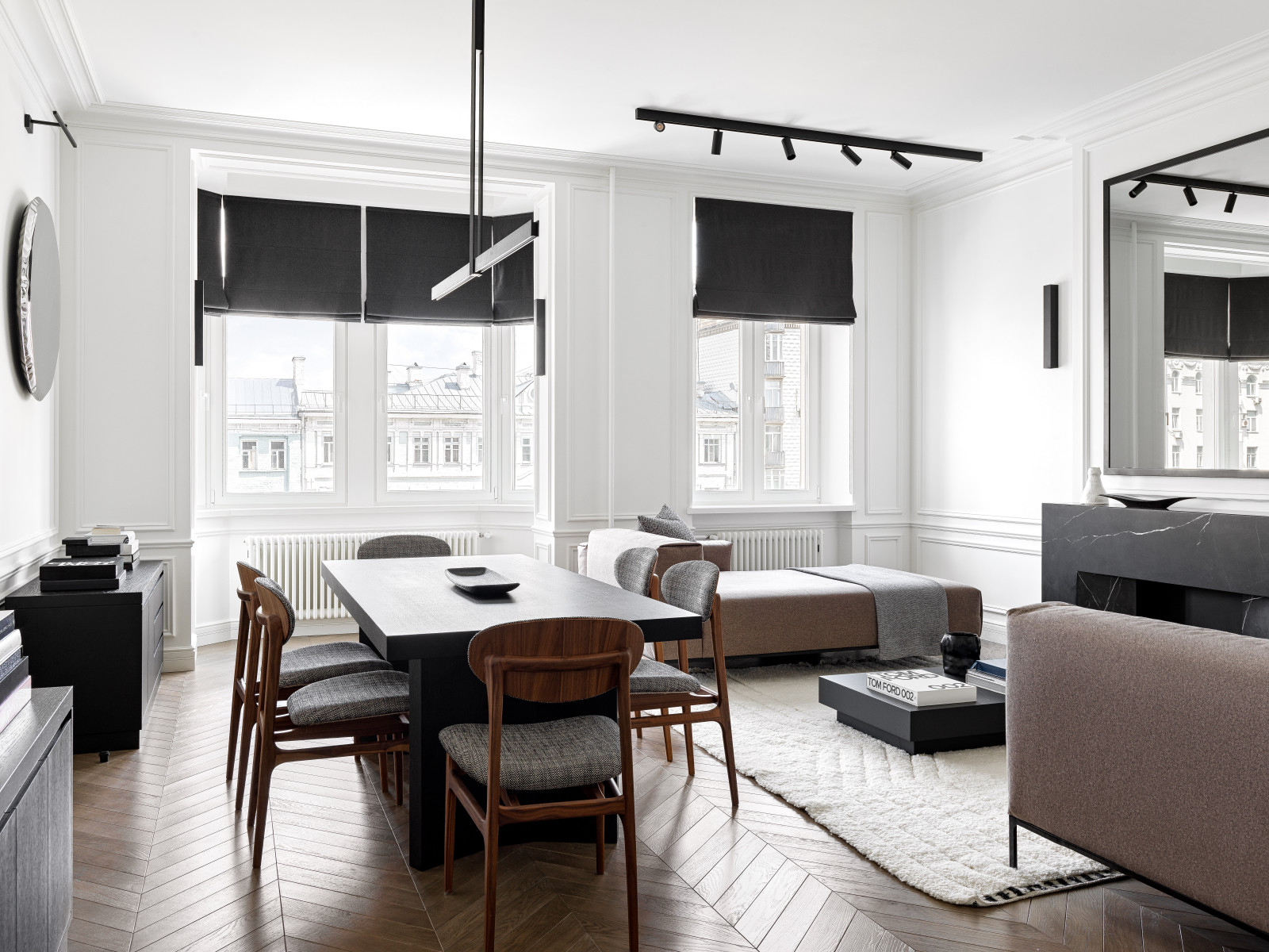 Скрытый телевизор над камином