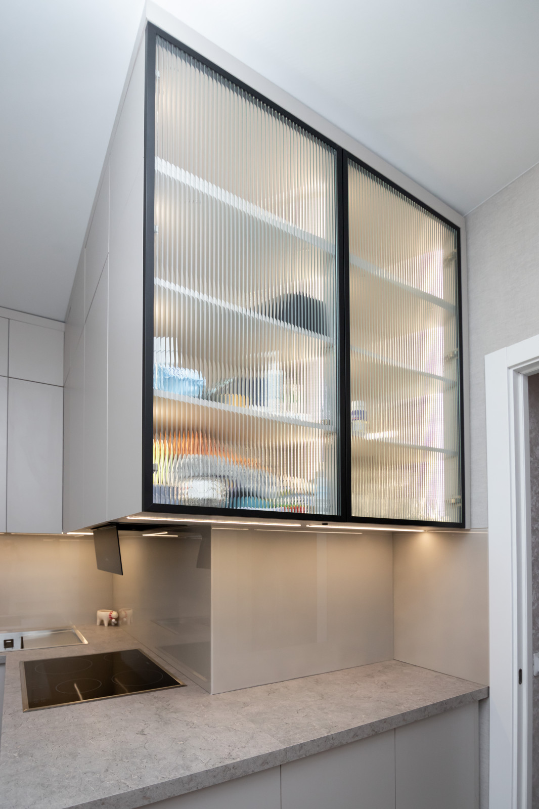 Современная угловая кухня в нежно-сером цвете