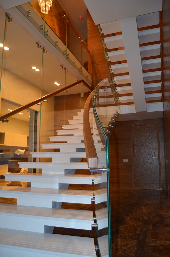 Стильная лестница со стеклянным ограждением (2018)