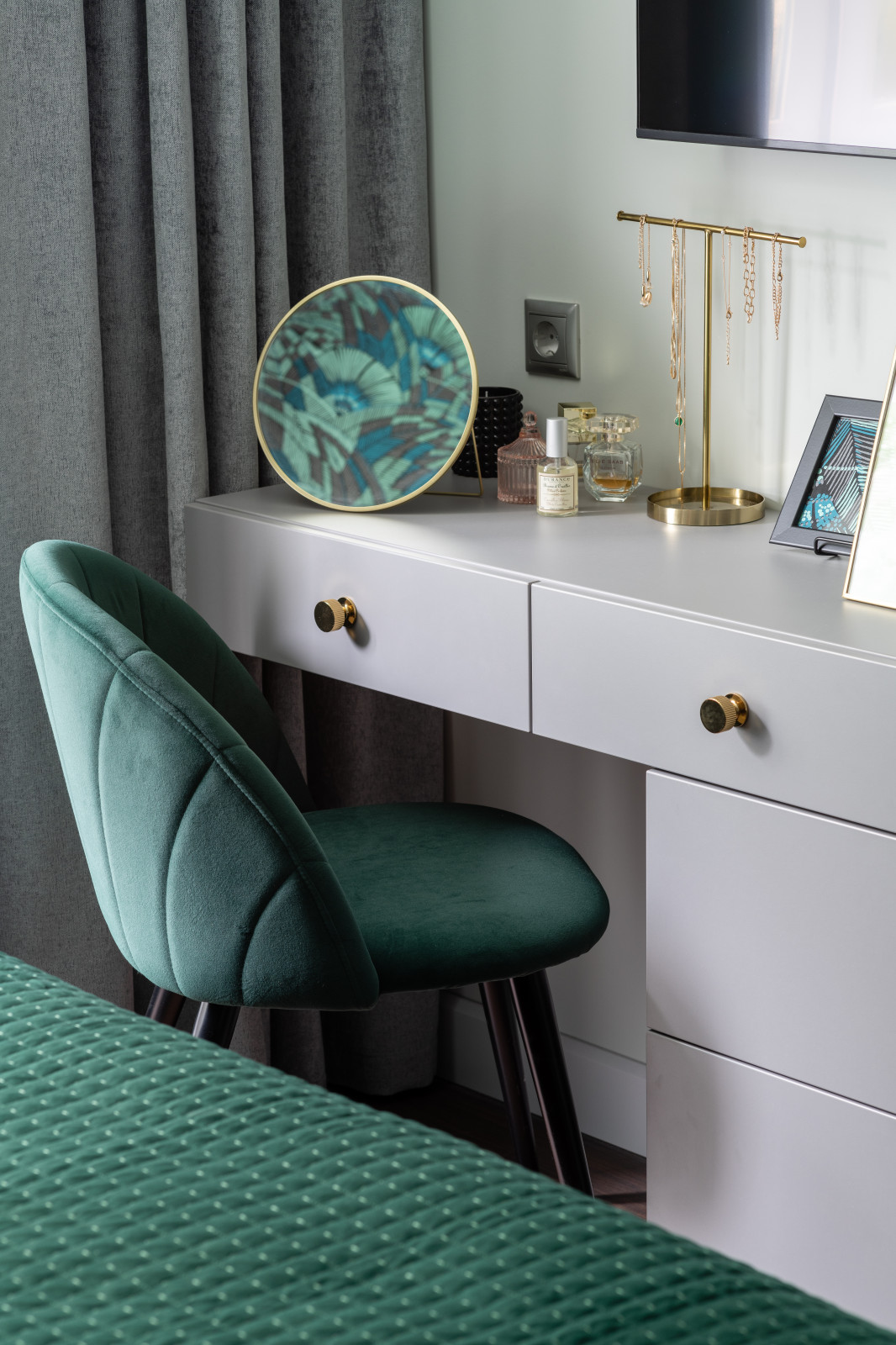 Серый, изумрудный и ягодный