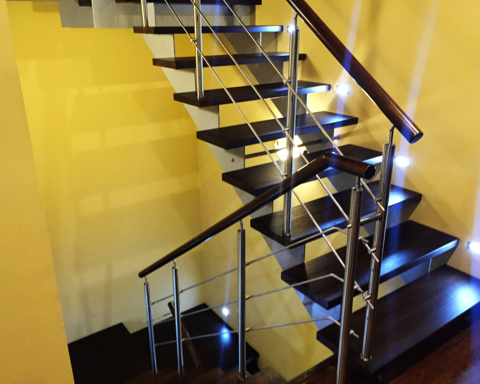 Лестница на параллельных косоурах с ограждением из нержавеющей стали