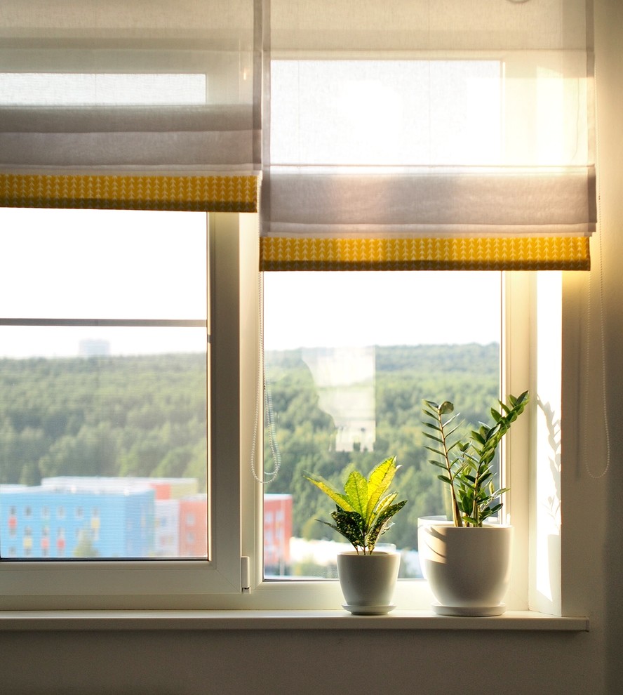 Спальня с желтыми акцентами для молодой пары