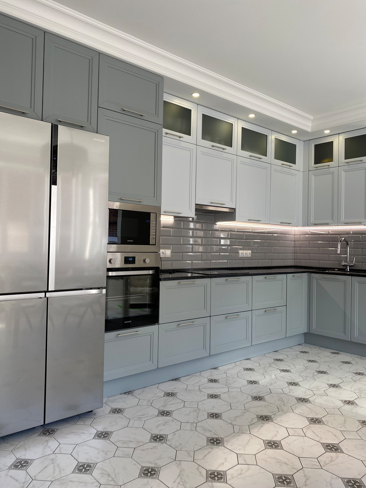 Обложка проекта: Серая кухня из массива бука