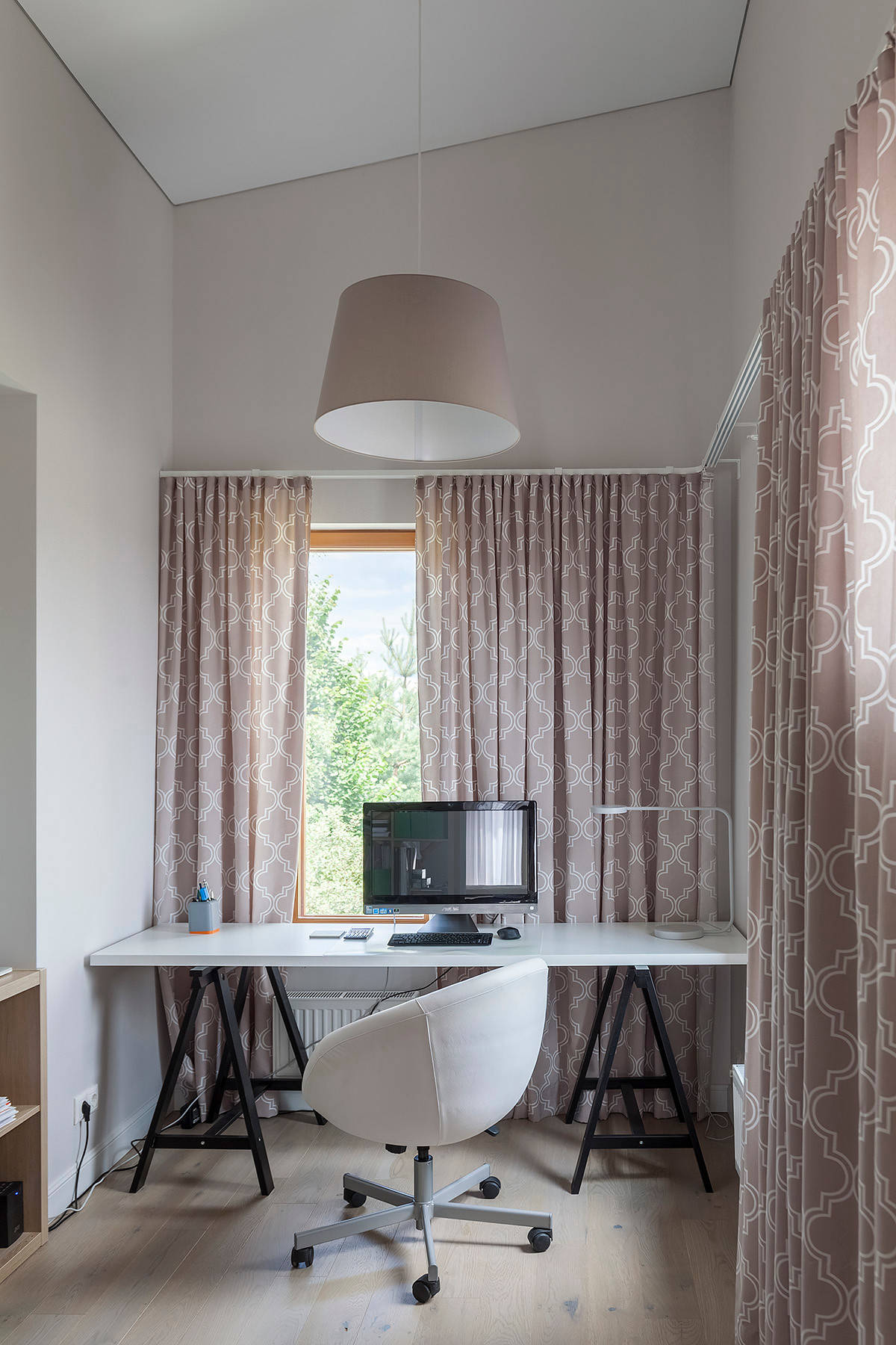 В гостях: Удивительный забор и черный-черный дом